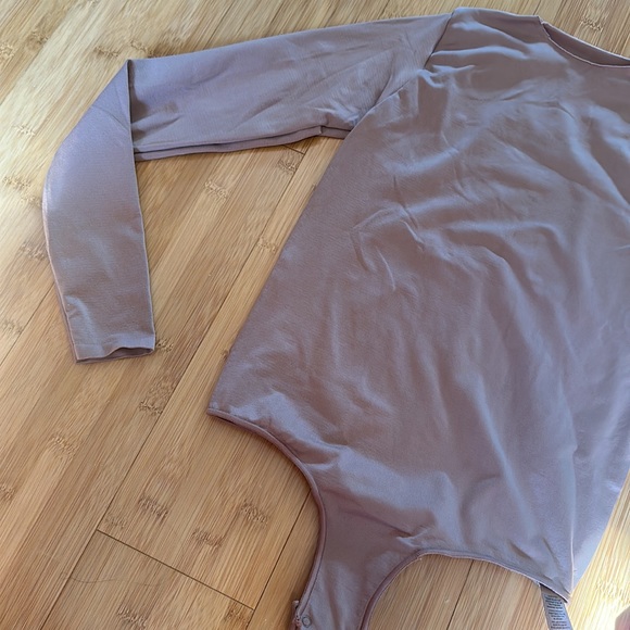 SKIMS ESSENTIALS CREW NECK LONG SLEEVE BODYSUIT in Sienna Size S/M NEW - Picture 7 of 10